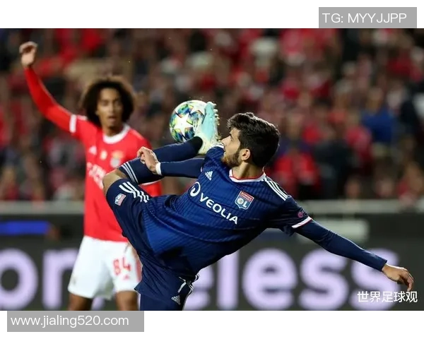 足球明星进球方式的精彩对比与分析探讨